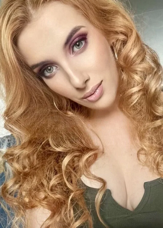 ANNIE CHLOE